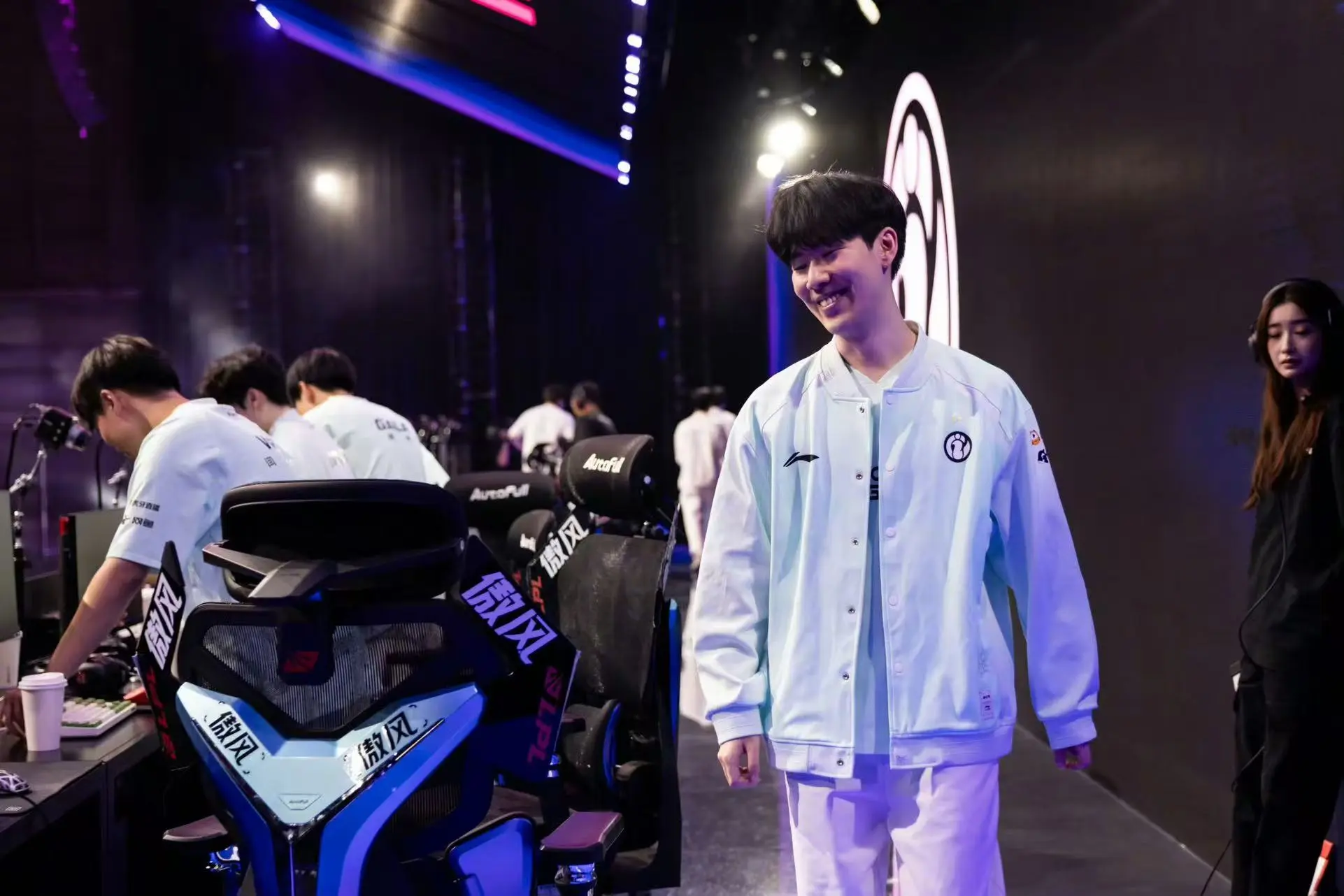 对于两支队, 盟外, 我们会努力