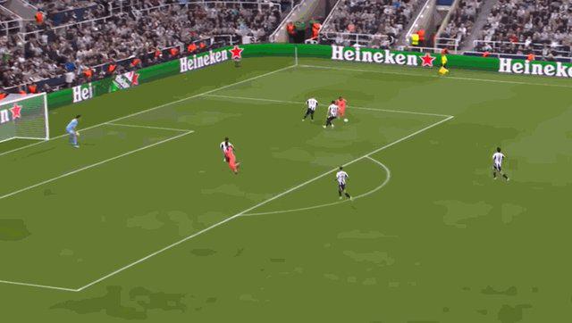 倒地扑出, 中送出横传, 切劲射偏出