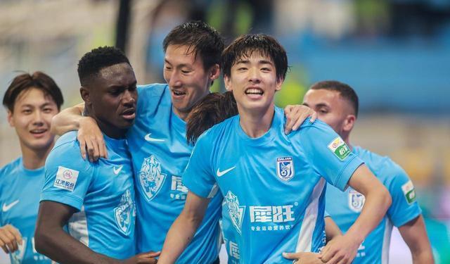 朱鹏宇, 与榜首两强